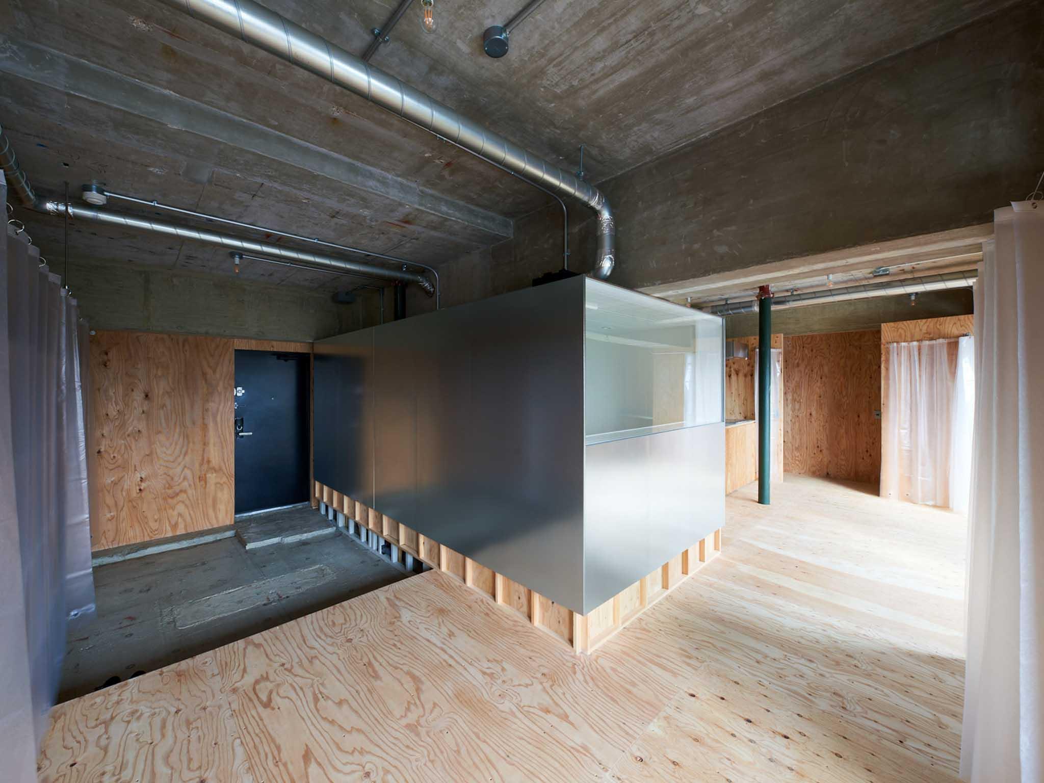 墨田区千歳の売買物件/中心に鉄のハコを据えた、L字型の空間。異素材がうまく調和した内装