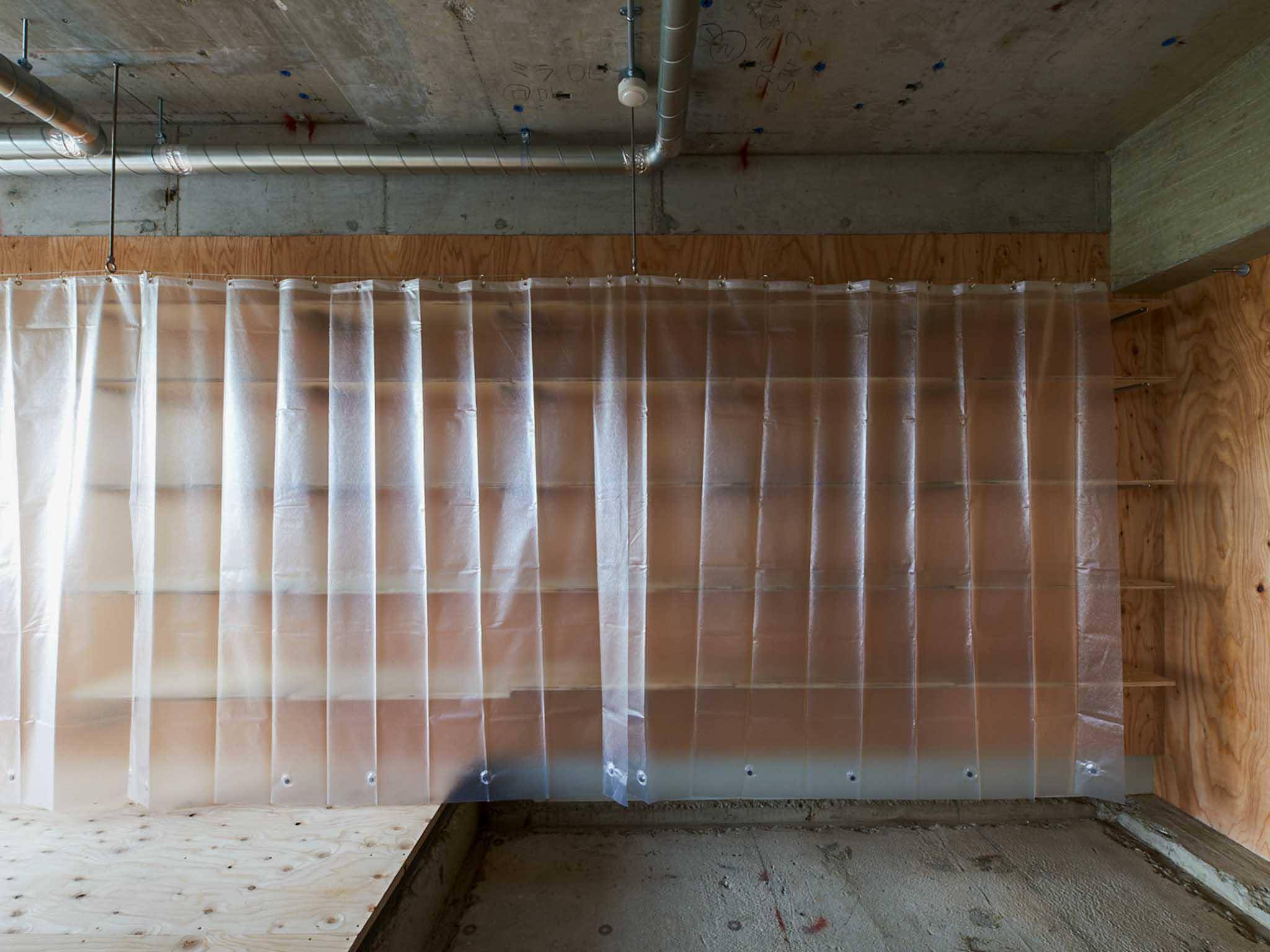 墨田区千歳の売買物件/玄関。壁一面に備え付けられた可動棚