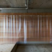 墨田区千歳の売買物件/玄関。壁一面に備え付けられた可動棚