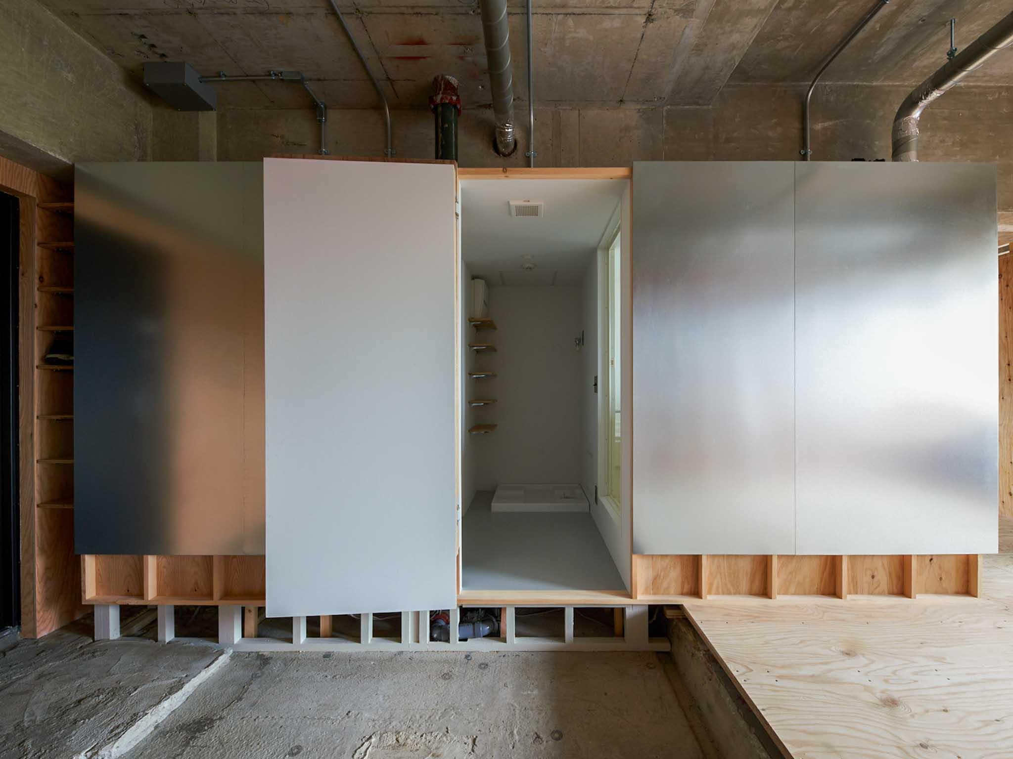 墨田区千歳の売買物件/扉を開けて右手に浴室。左手にトイレ