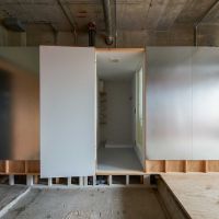 墨田区千歳の売買物件/扉を開けて右手に浴室。左手にトイレ