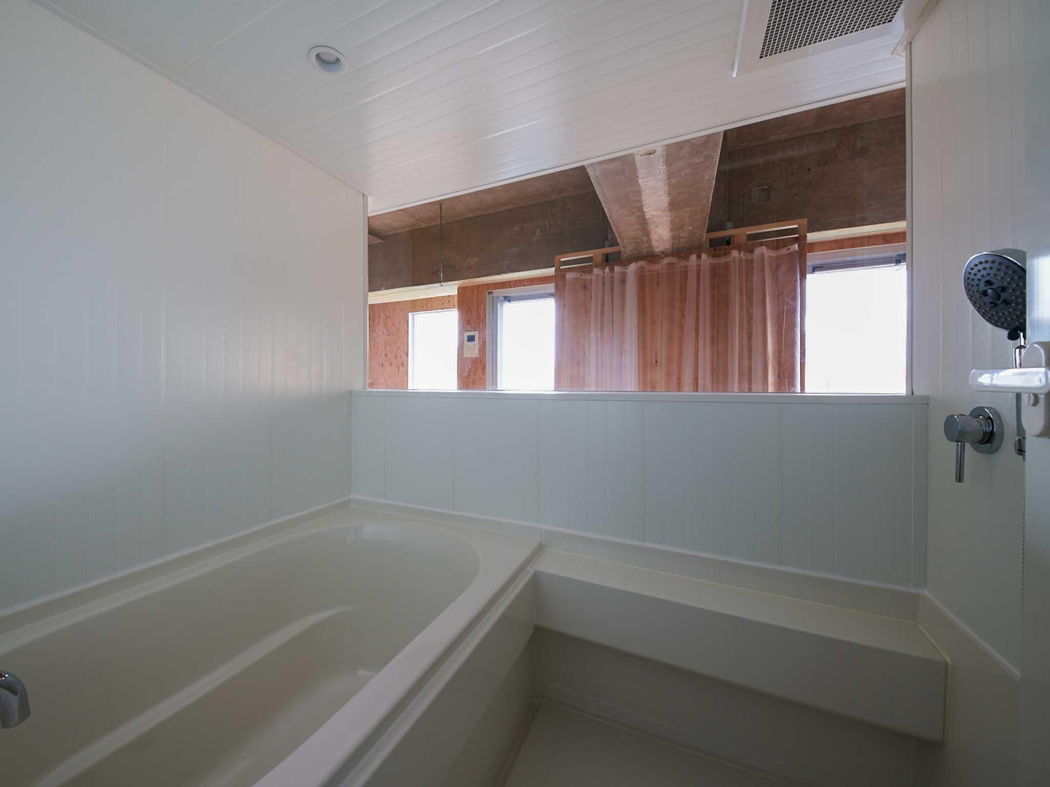 墨田区千歳の売買物件/浴室。アクリル板がはめ込まれていて、外の景色が望める