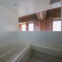 墨田区千歳の売買物件/浴室。アクリル板がはめ込まれていて、外の景色が望める