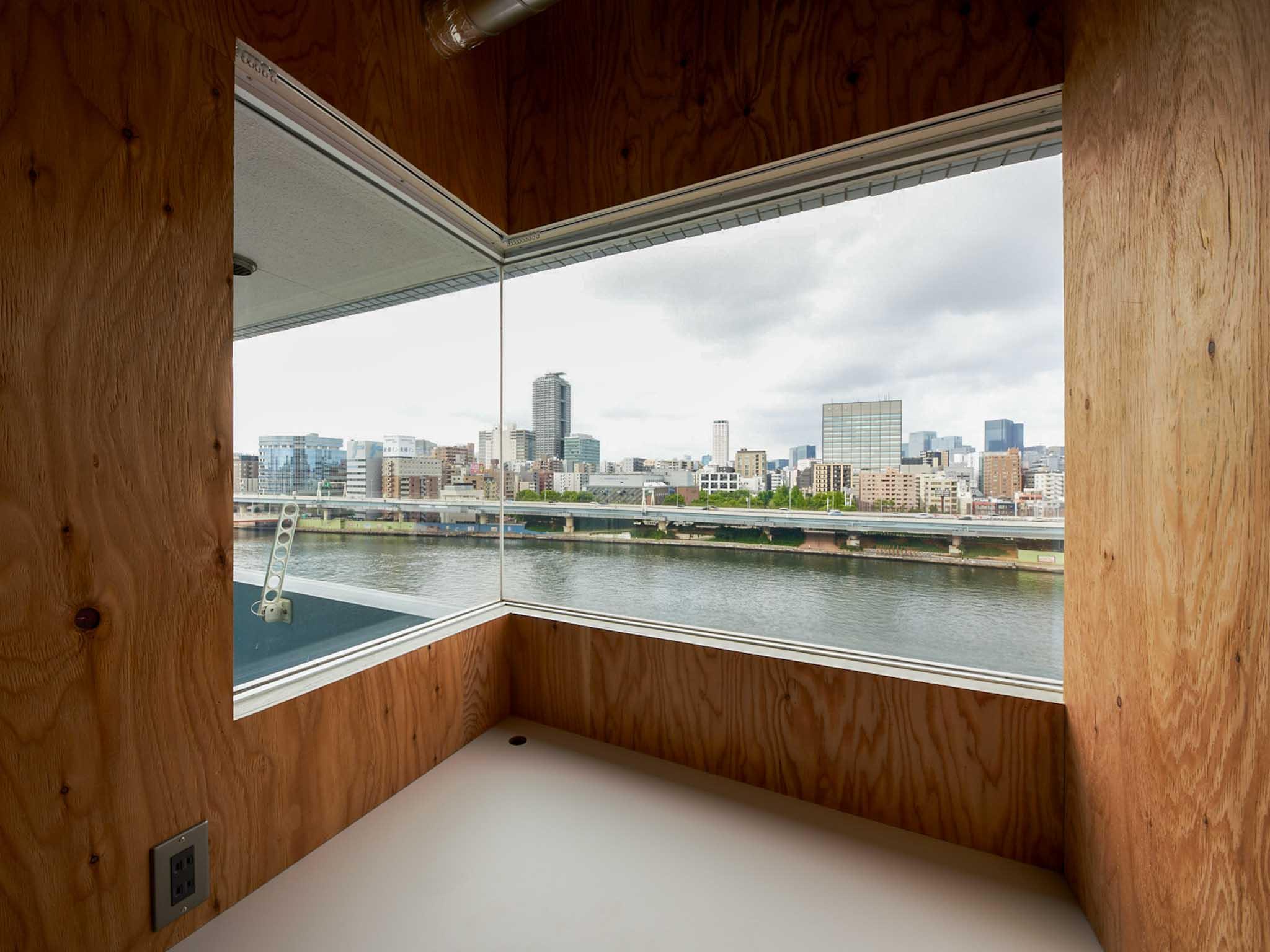 墨田区千歳の売買物件/コーナー窓から隅田川か一望できるワークスペース