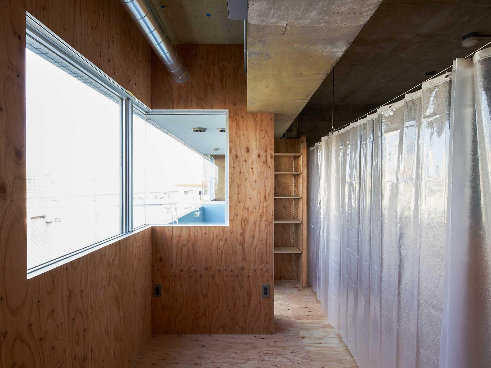 墨田区千歳の売買物件/寝室スペース。ワークスペース同様、コーナー窓になっています