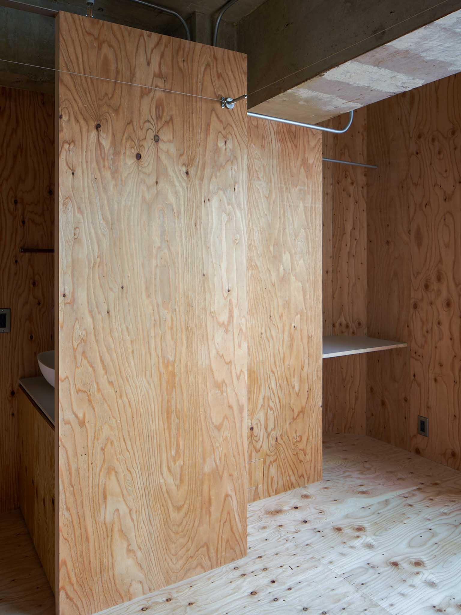 墨田区千歳の売買物件/部屋の一番奥に、オープンクローゼットと洗面台があります