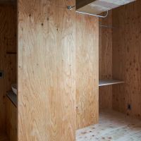 墨田区千歳の売買物件/部屋の一番奥に、オープンクローゼットと洗面台があります