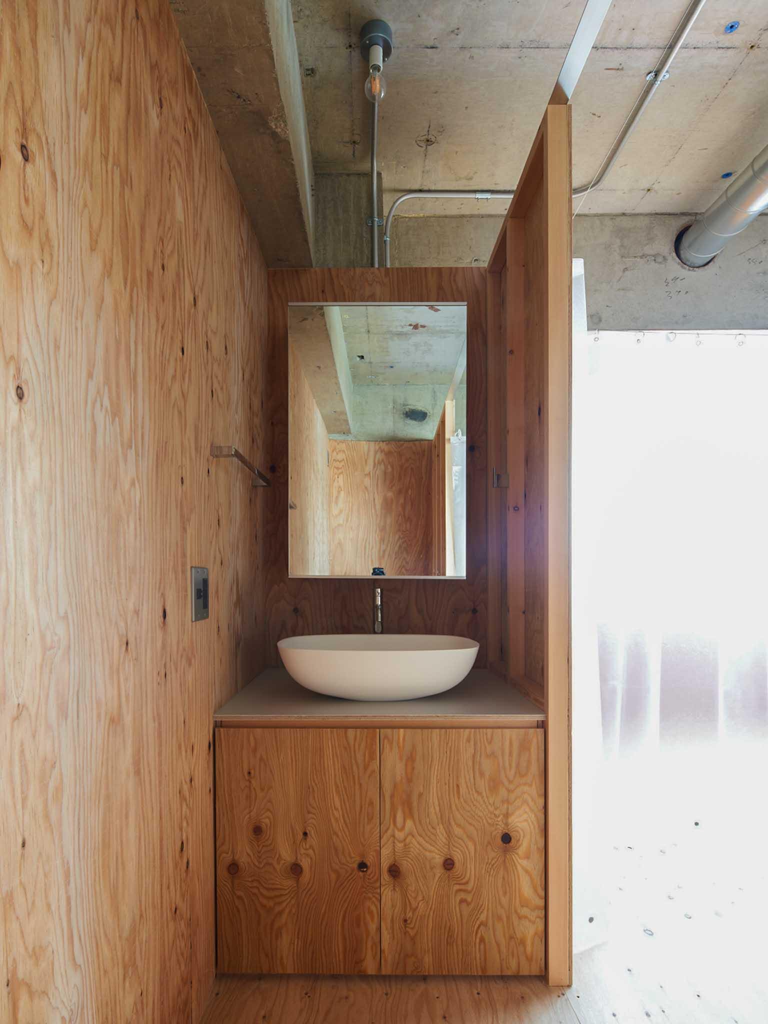 墨田区千歳の売買物件/洗面台。背面に冷蔵庫置き場があります