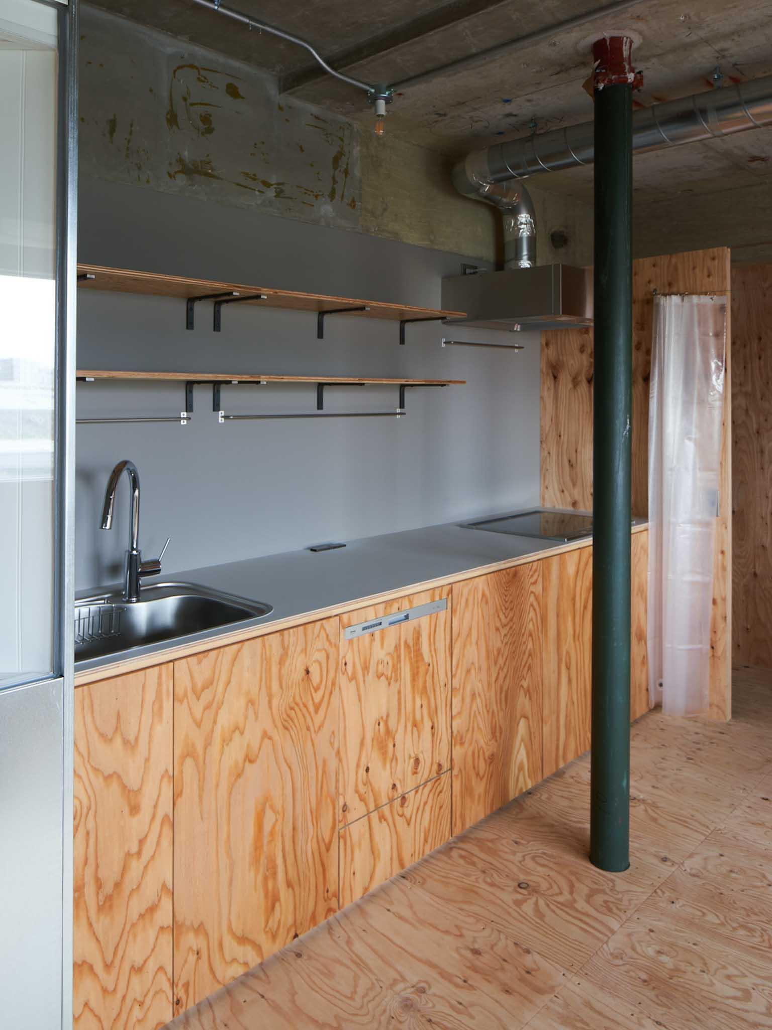 墨田区千歳の売買物件/キッチン。IHコンロとシンクの間に、配管があります