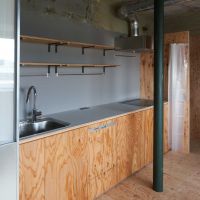 墨田区千歳の売買物件/キッチン。IHコンロとシンクの間に、配管があります