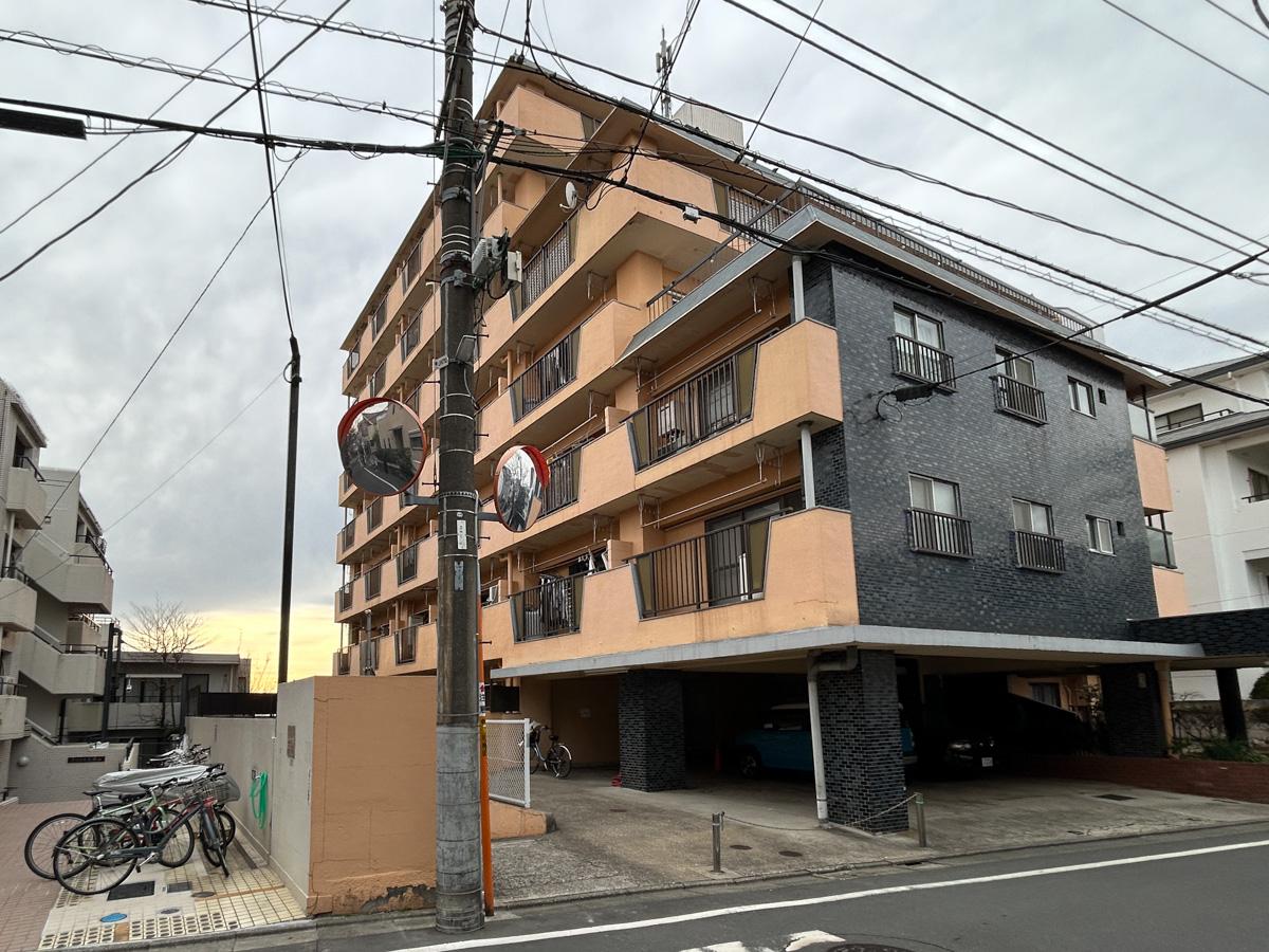 目黒区大岡山の賃貸物件/優しいオレンジ色の外壁が特徴的なレトロなマンション