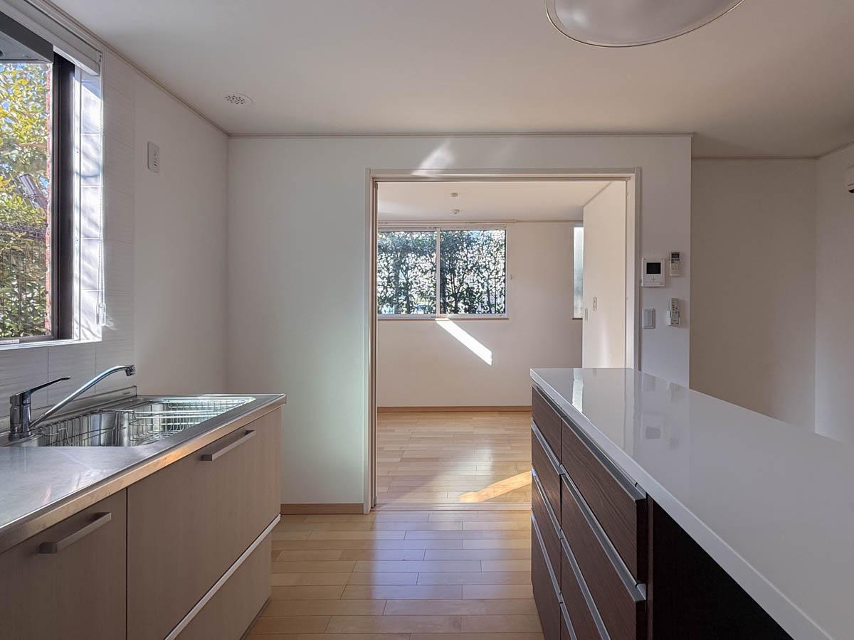 品川区豊町の賃貸物件/窓が多く、光と緑がちらつくのが心地よい