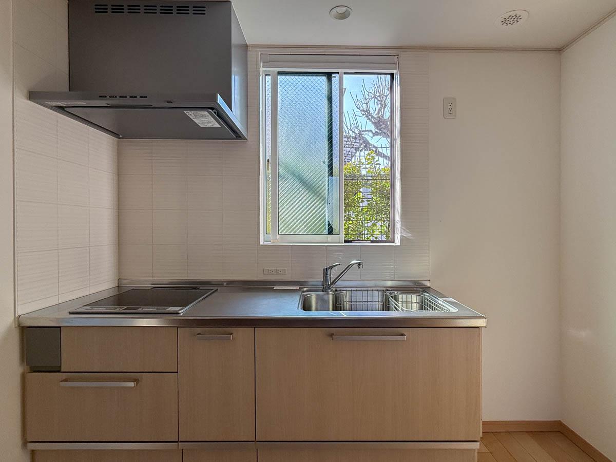 品川区豊町の賃貸物件/窓が明るく気持ちのいいキッチン