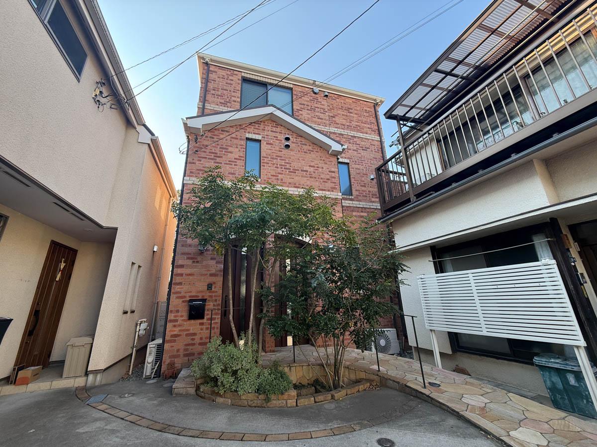 品川区豊町の賃貸物件/外観。路地の行き止まりに建っていて、隠れ家感がある