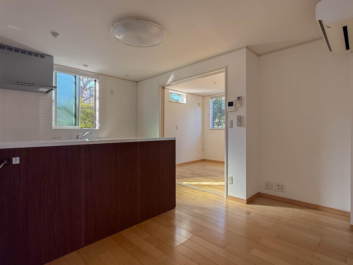 品川区豊町の賃貸物件/玄関入るとダイニングスペース。カウンターは収納台を置いている形。撤去もできるので、好きな家具を置くことも可能です