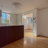 品川区豊町の賃貸物件/玄関入るとダイニングスペース。カウンターは収納台を置いている形。撤去もできるので、好きな家具を置くことも可能です