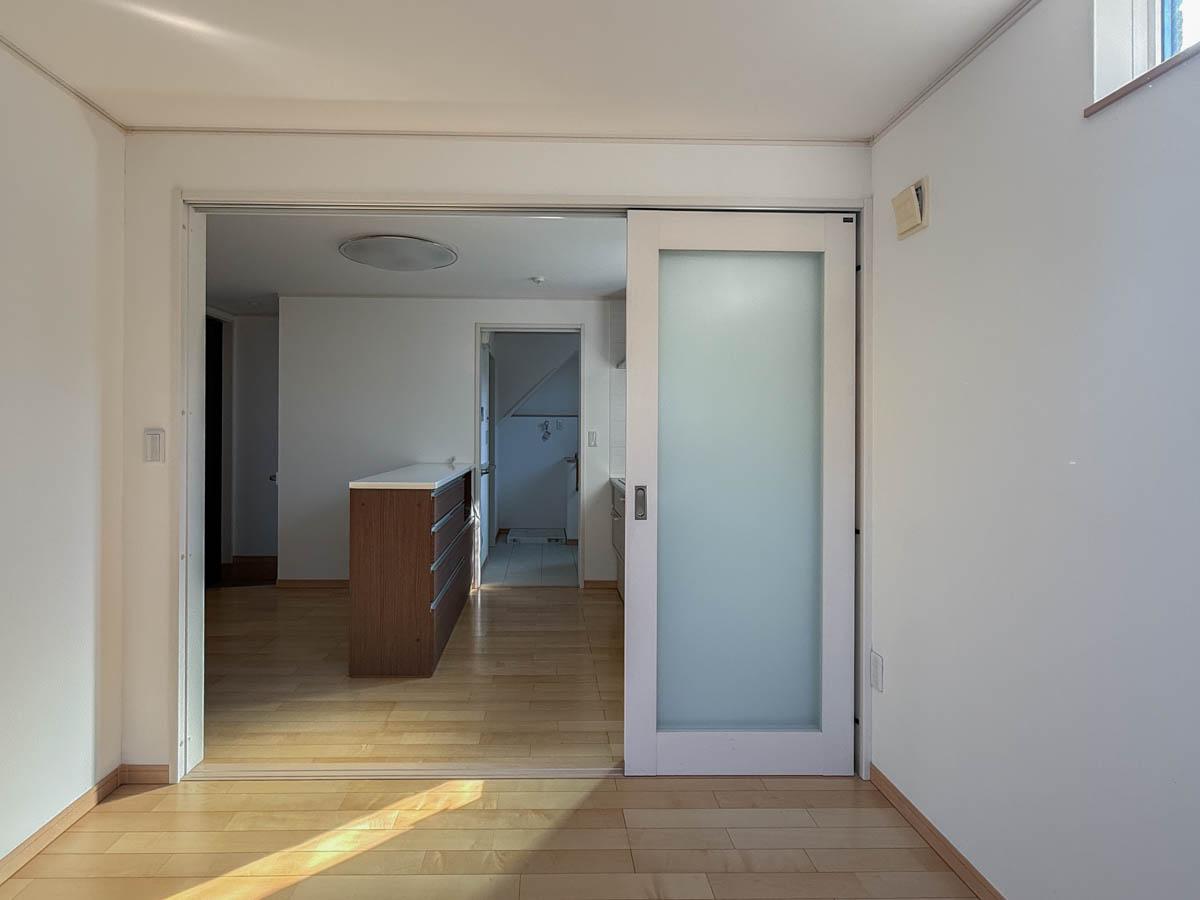 品川区豊町の賃貸物件/寝室からダイニングをみて