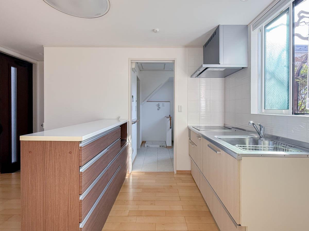 品川区豊町の賃貸物件/キッチンの先に浴室など水回り