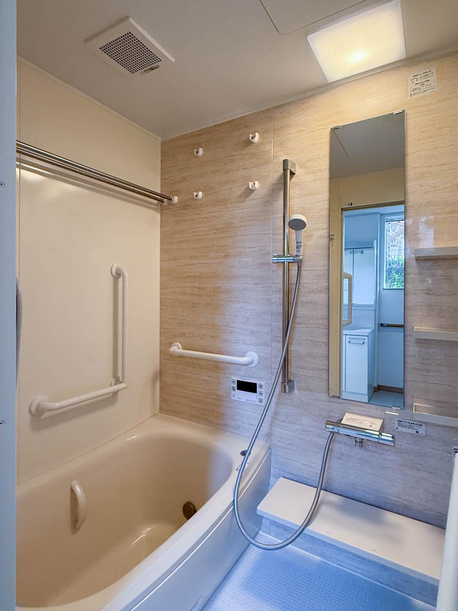 品川区豊町の賃貸物件/浴室には追いだき機能つき。バルコニーはないので、洗濯物は浴室もしくは脱衣所に干すかたち