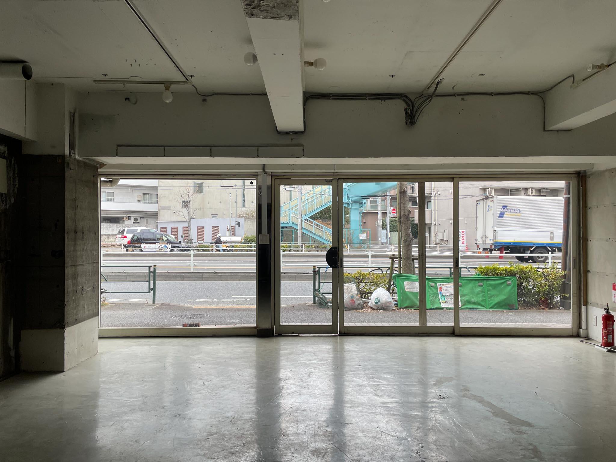 杉並区上荻の賃貸物件/開口部が大きく視認性がいい。出入り口は真ん中にあります