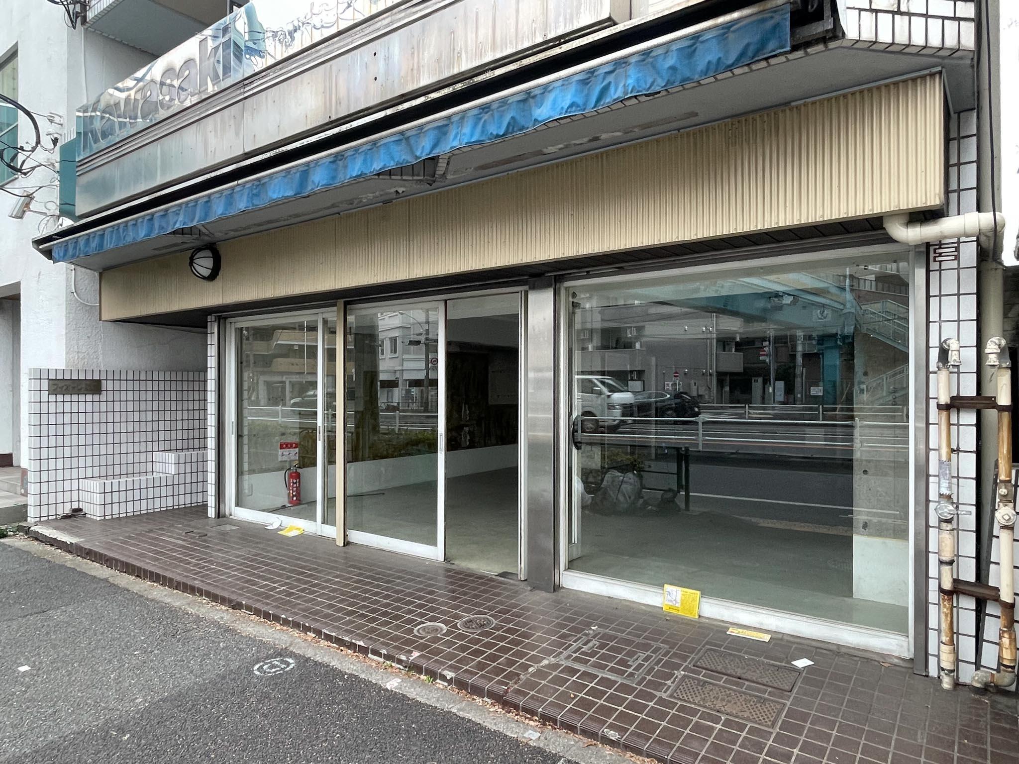 杉並区上荻の賃貸物件/ファサード前には少し物を置ける余地があり、手動シャッターが3枚付いています