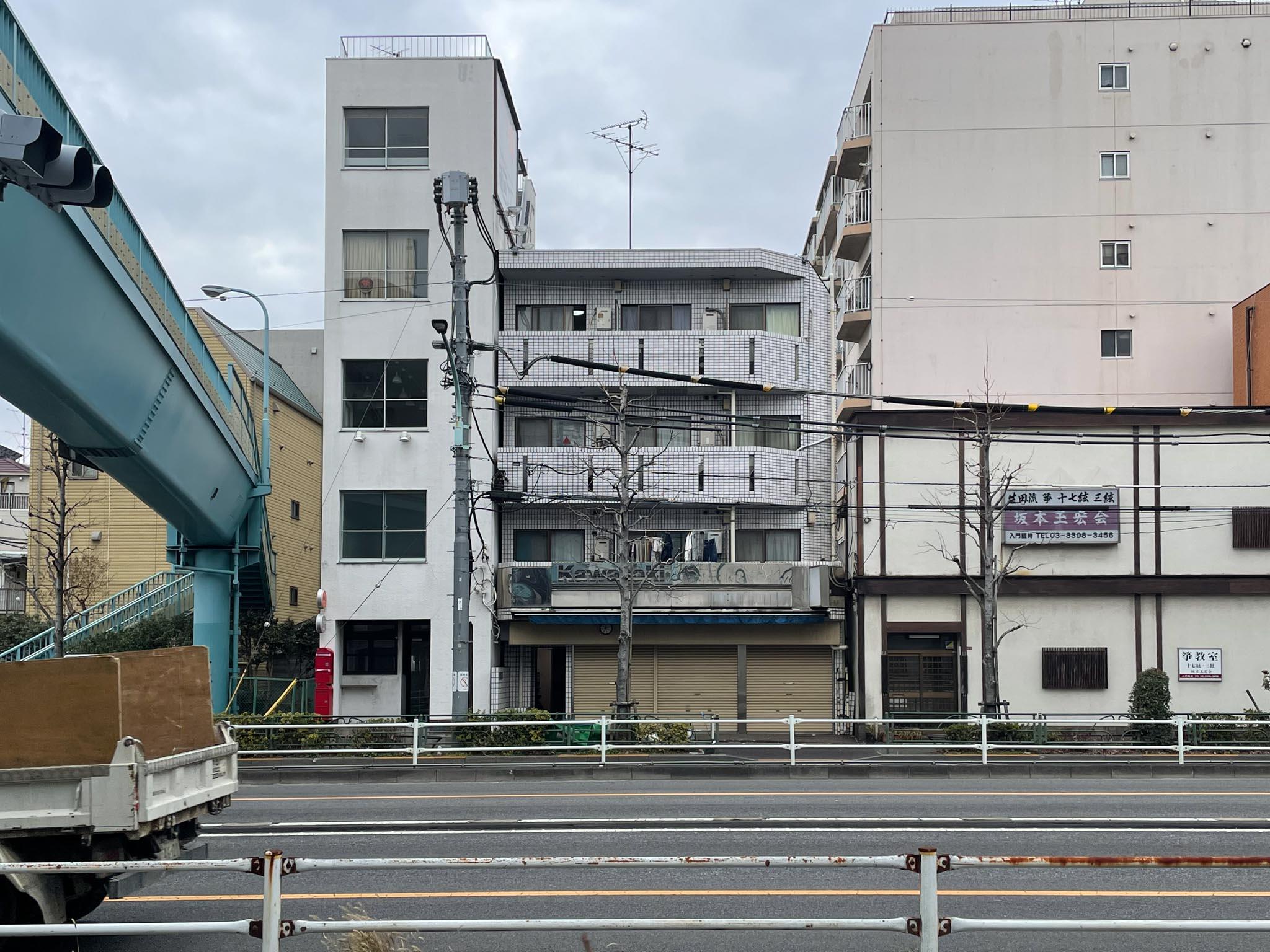杉並区上荻の賃貸物件/反対側の歩道から見た図。上は住居です