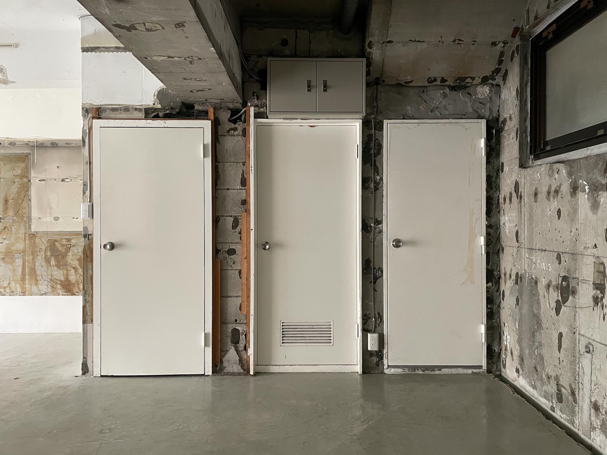 杉並区上荻の賃貸物件/扉は3つ。左と真ん中は中でつながっておりトイレです。右は倉庫です