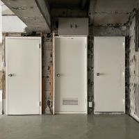 杉並区上荻の賃貸物件/扉は3つ。左と真ん中は中でつながっておりトイレです。右は倉庫です