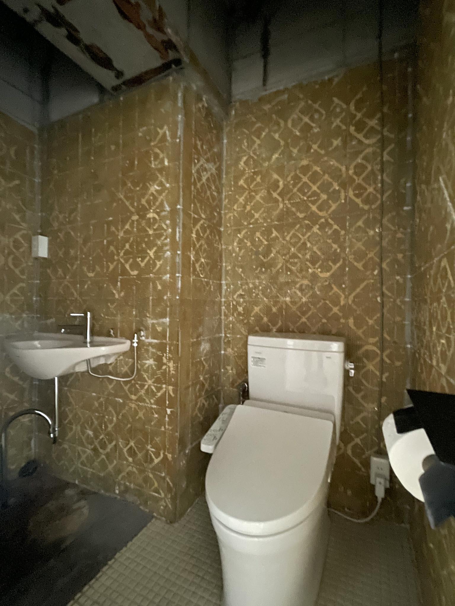 杉並区上荻の賃貸物件/左と真ん中の扉の先はいずれもトイレです