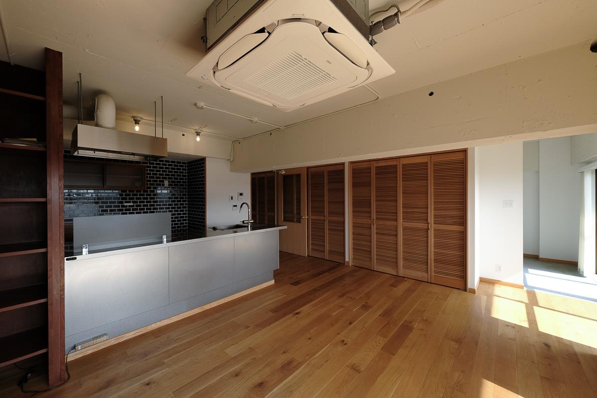 杉並区永福の売買物件/天井はボードを取り払っているため高め。南向きの窓からは光がさんさんと入ります