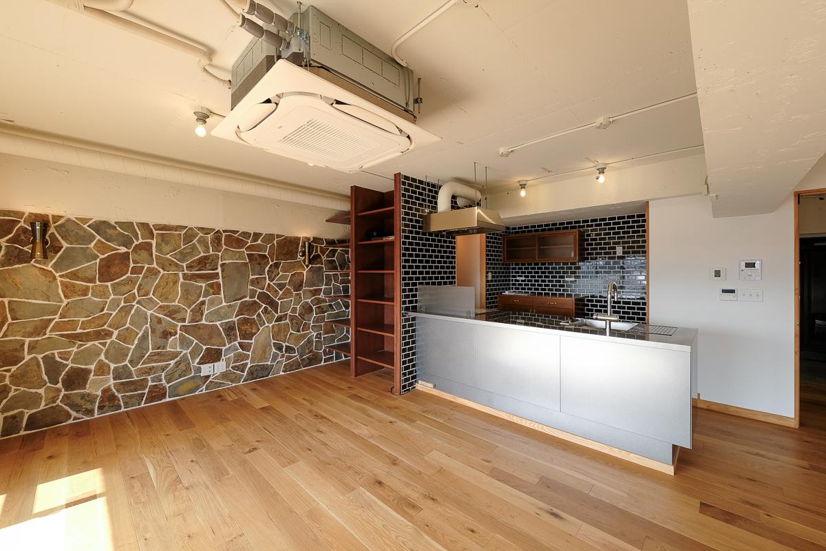 杉並区永福の売買物件/石やタイルが貼られた壁が良いアクセント