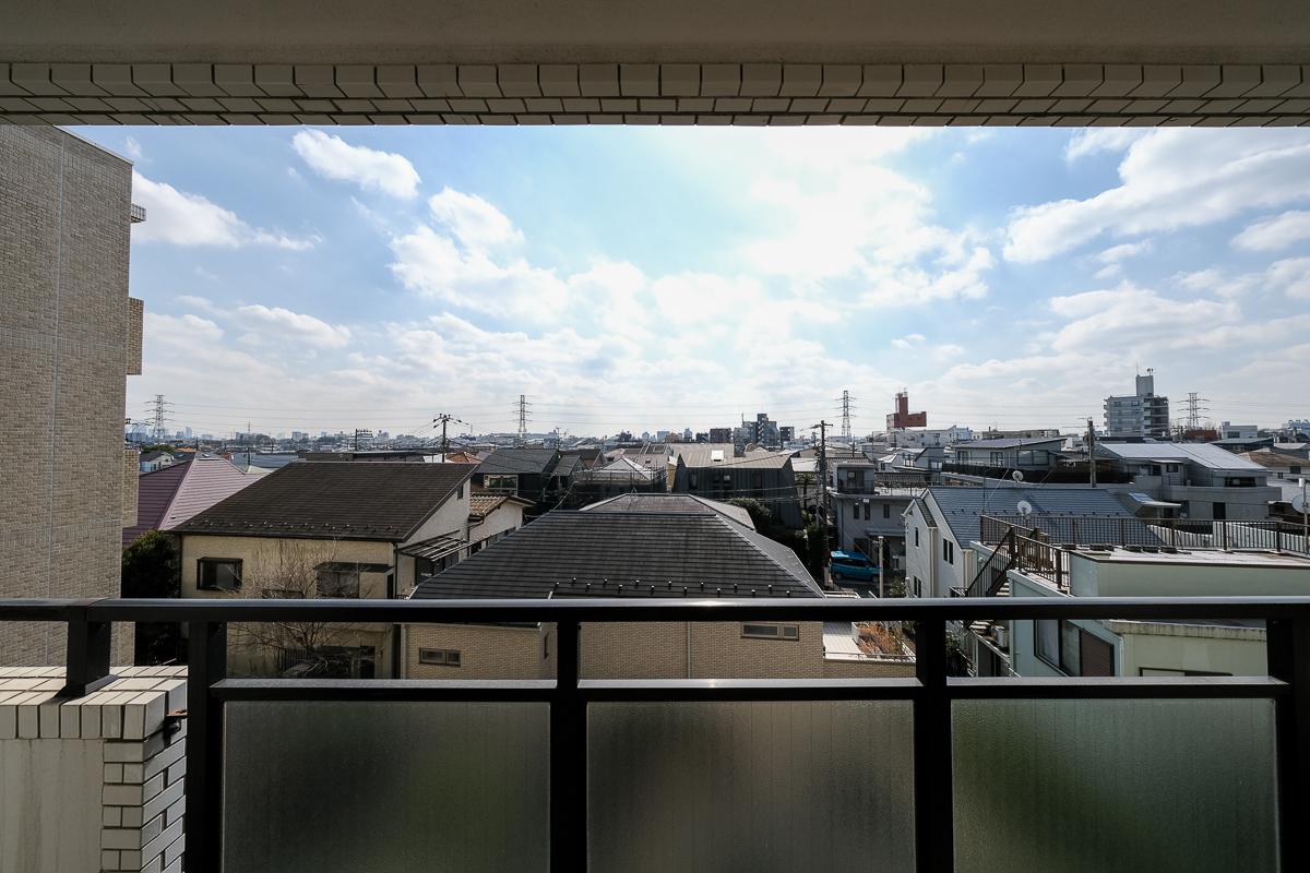 杉並区永福の売買物件/窓の先は低層の住宅街のため、陽光が遮られることなくしっかりと入ってきます