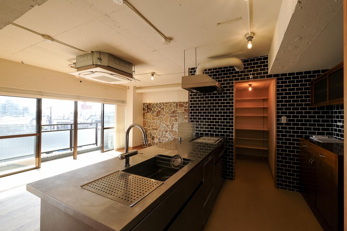 杉並区永福の売買物件/外の景色を眺めながら、気持ちよく料理ができそうなキッチン