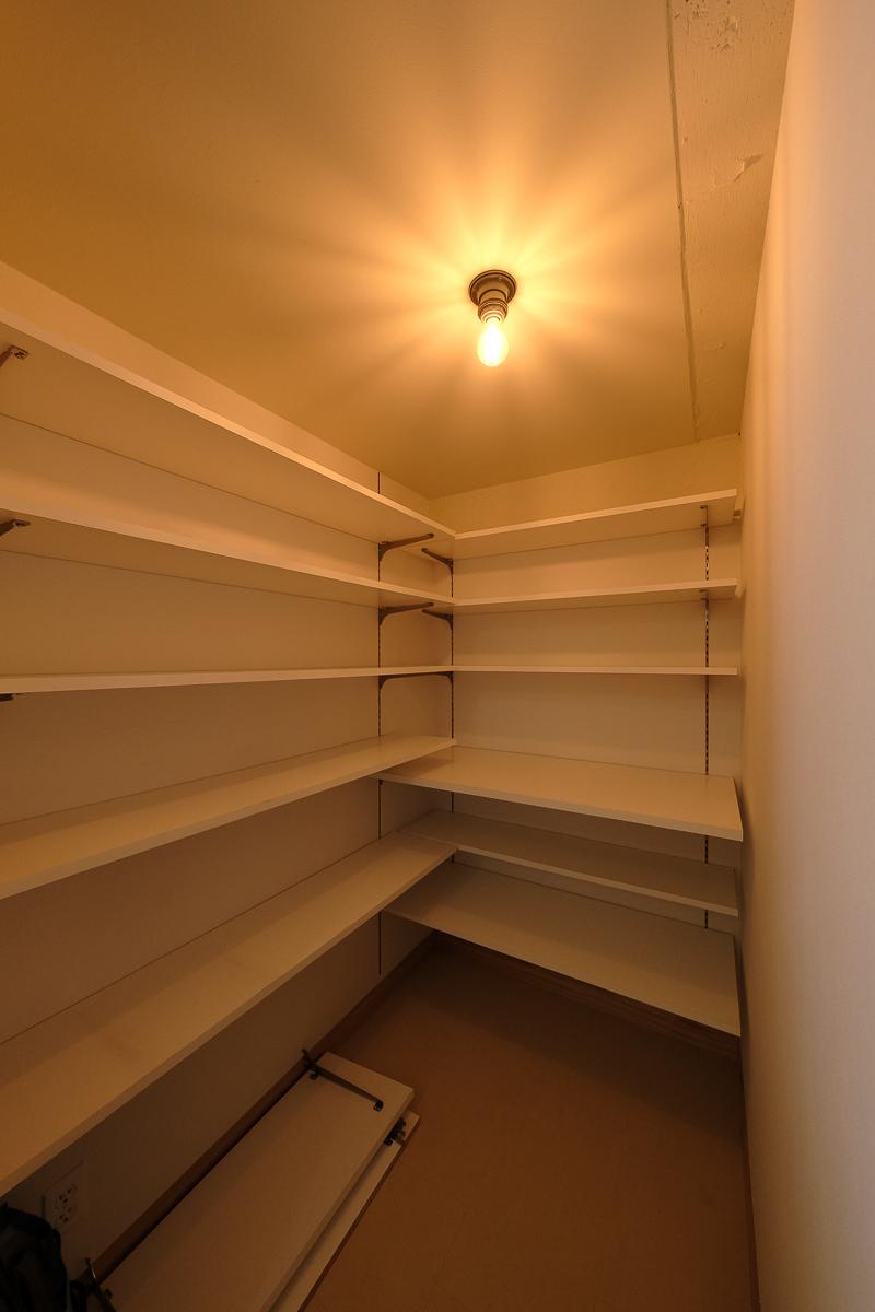 杉並区永福の売買物件/キッチン奥のパントリー。かなりの物が収納できそう