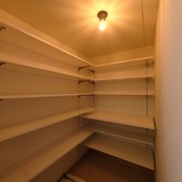 杉並区永福の売買物件/キッチン奥のパントリー。かなりの物が収納できそう