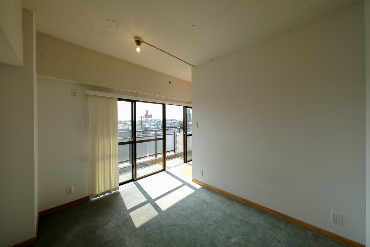 杉並区永福の売買物件/約6畳の洋室。洋室2部屋とウォークインクローゼットの床には、カーペットが敷き詰められています