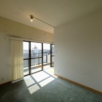 杉並区永福の売買物件/約6畳の洋室。洋室2部屋とウォークインクローゼットの床には、カーペットが敷き詰められています