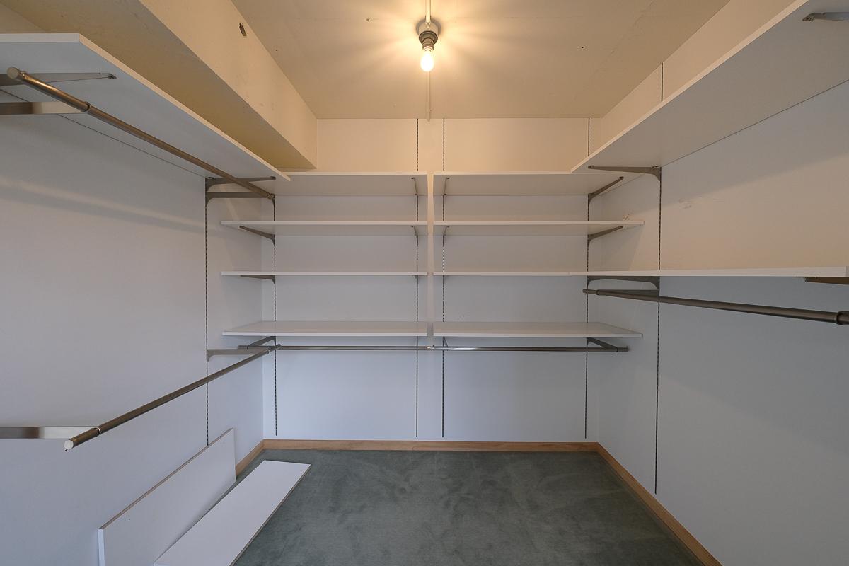 杉並区永福の売買物件/収納は高さ調節や棚板の追加が可能。手持ちの服に合わせてカスタマイズできます