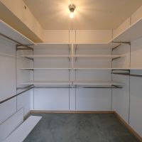 杉並区永福の売買物件/収納は高さ調節や棚板の追加が可能。手持ちの服に合わせてカスタマイズできます