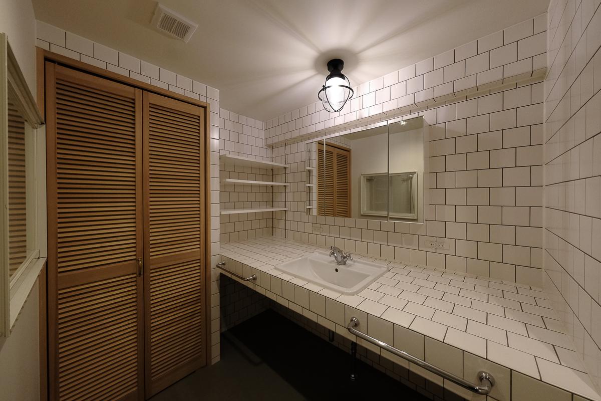 杉並区永福の売買物件/白いタイル張りの洗面所