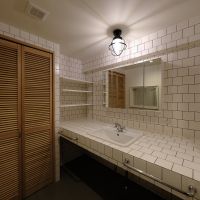 杉並区永福の売買物件/白いタイル張りの洗面所