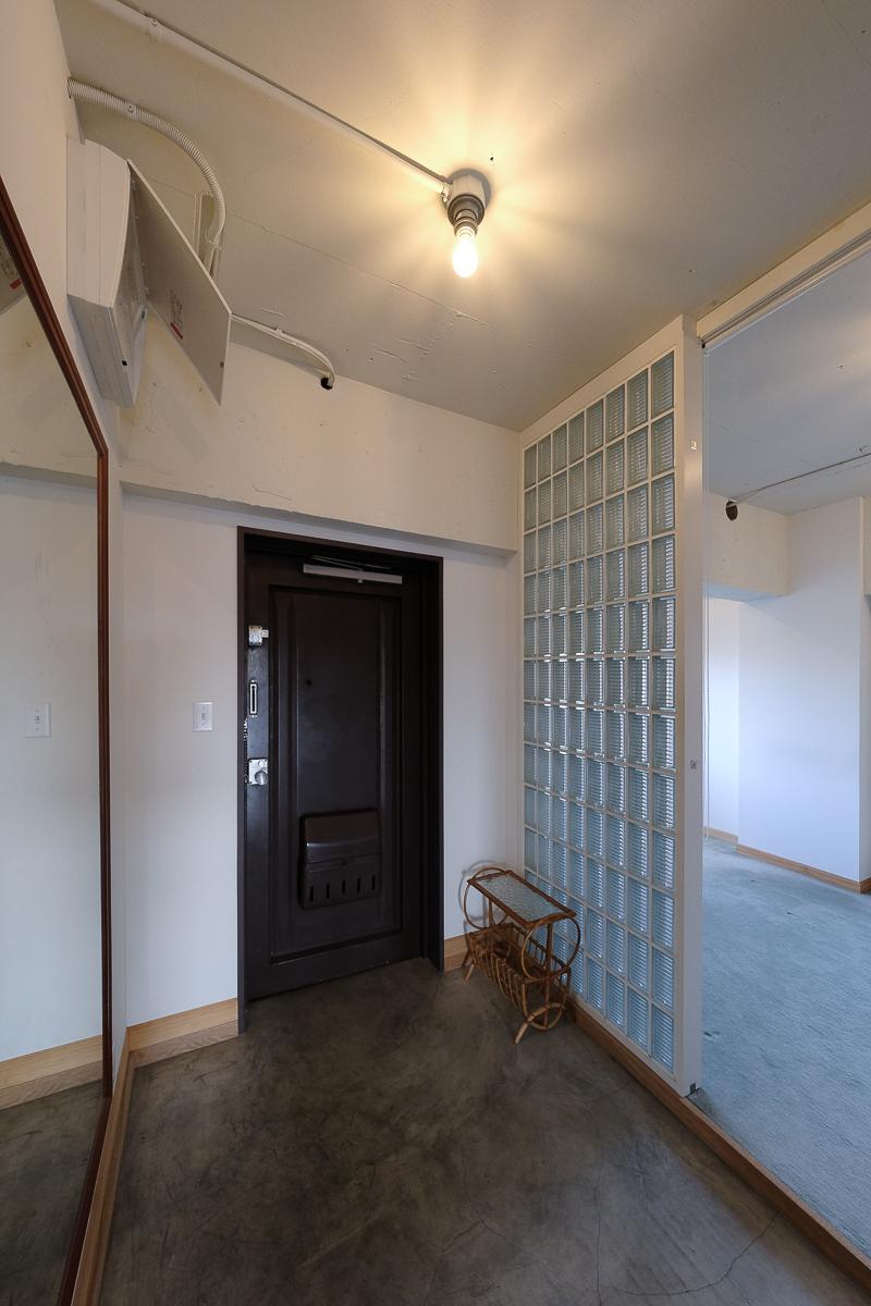 杉並区永福の売買物件/ゆとりのある土間仕上げの玄関