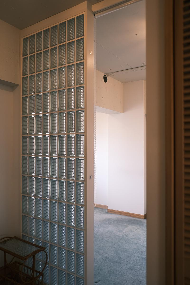 杉並区永福の売買物件/玄関と洋室の間にはガラスブロックの間仕切り