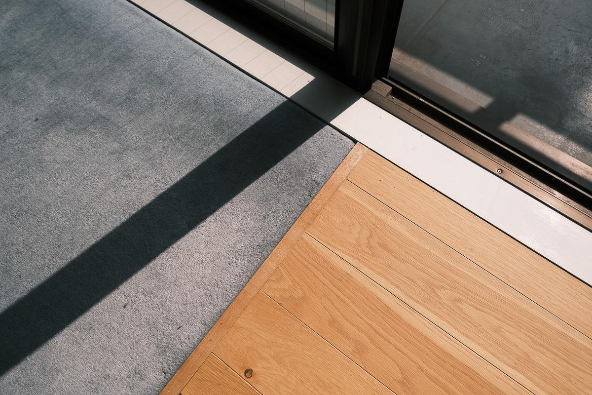 杉並区永福の売買物件/リビングの床は無垢フローリング、洋室とWICの床はカーペット