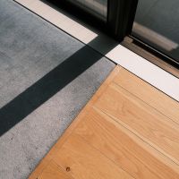 杉並区永福の売買物件/リビングの床は無垢フローリング、洋室とWICの床はカーペット