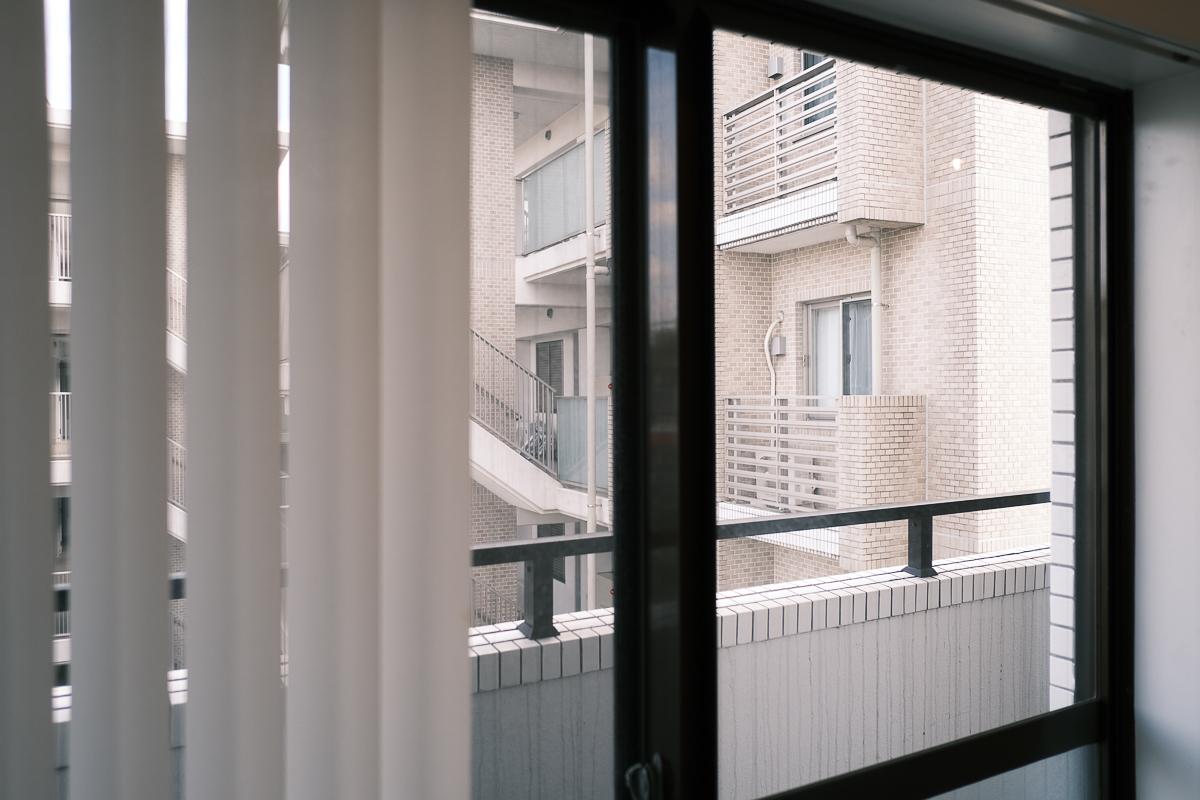 杉並区永福の売買物件/北側の洋室、東側の窓先には隣の建物の共用部。この窓は基本的にはカーテンを閉めて使うことになりそうです