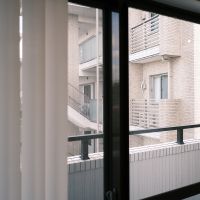 杉並区永福の売買物件/北側の洋室、東側の窓先には隣の建物の共用部。この窓は基本的にはカーテンを閉めて使うことになりそうです