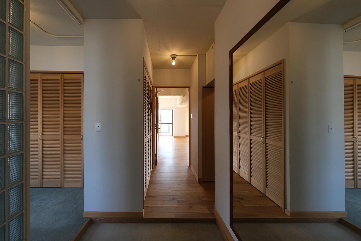 杉並区永福の売買物件/ゆとりのある玄関。大きな鏡があるのでより広く感じます