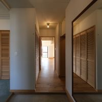 杉並区永福の売買物件/ゆとりのある玄関。大きな鏡があるのでより広く感じます