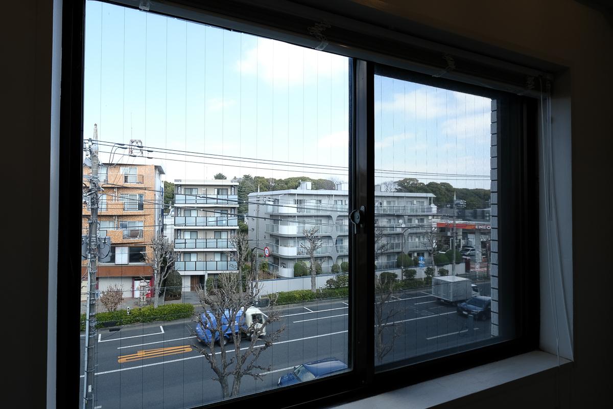 杉並区永福の売買物件/北側の窓の先は交通量のある道路。寝室にすると少し車の音が気になるかも